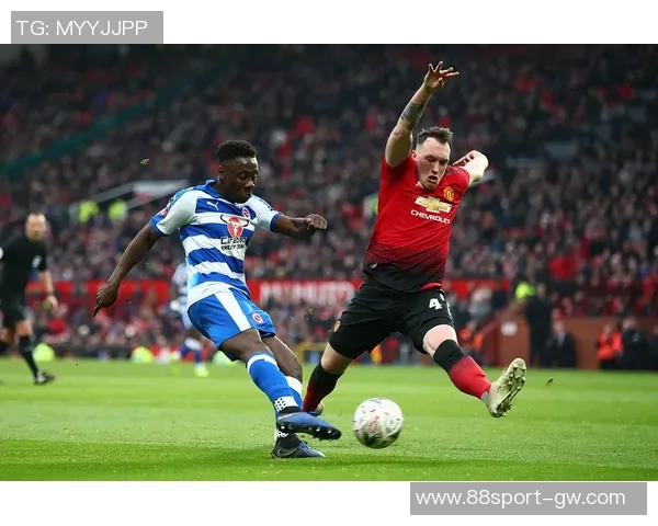 琼斯谈利马伤势恢复情况卢克肖在左中卫位置展现出良好状态 琼斯谈利马伤势恢复情况卢克肖在左中卫位置展现出良好状态